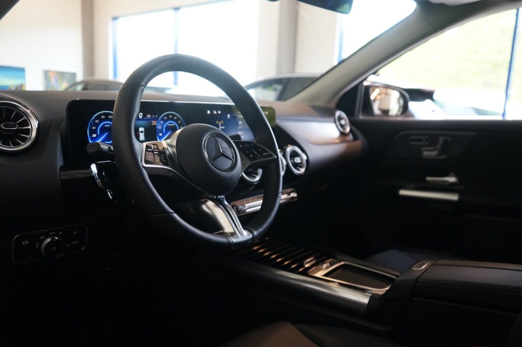 Mercedes EQA250+