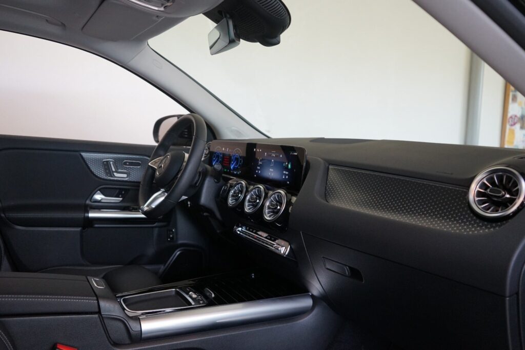 Mercedes EQA250+