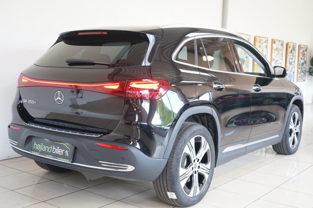 Mercedes EQA250+