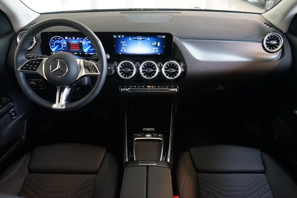 Mercedes EQA250+