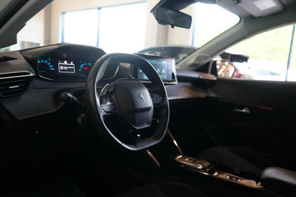 Peugeot e-208