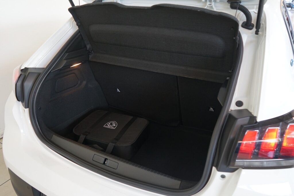 Peugeot e-208
